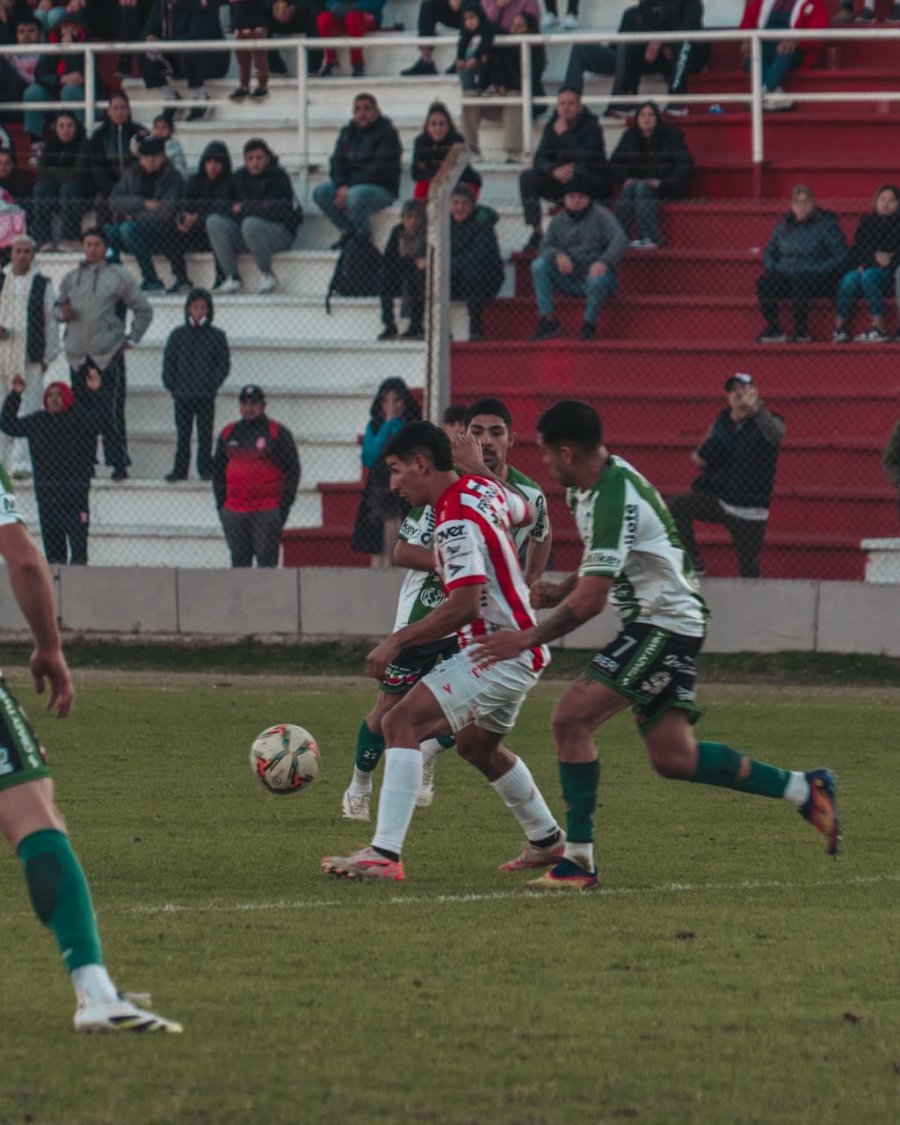 Larrea maniobra ante un rival (foto prensa 9 de Julio).