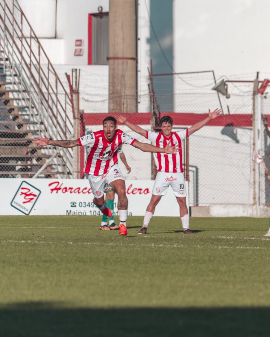 Laureano Troncoso festeja su und&eacute;cimo gol en el torneo (foto prensa 9 de Julio).