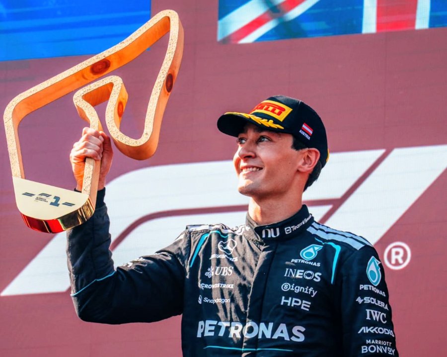 George Russell festeja su victoria en el podio del Gran Premio de Austria.