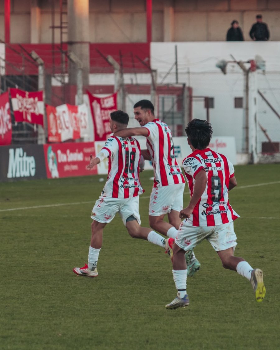 DERECHAZO Y A FESTEJAR. Garc&iacute;a ya convirti&oacute; el segundo gol juliense.