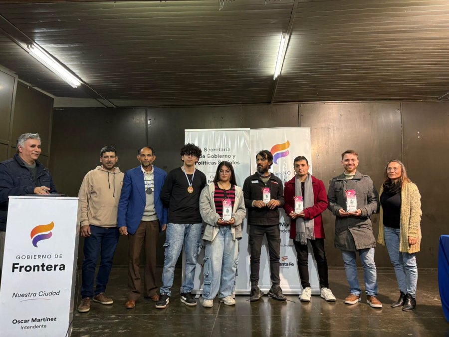 Los ganadores con sus trofeos.