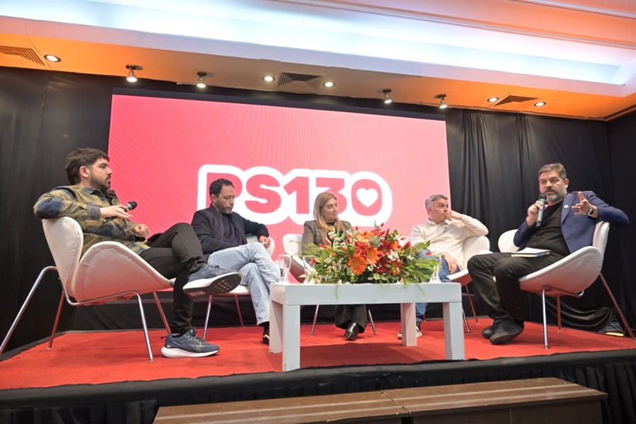 El panel con representantes de espacios pol&iacute;ticos al debatir sobre la actualidad pol&iacute;tica y el horizonte electoral del 2027.