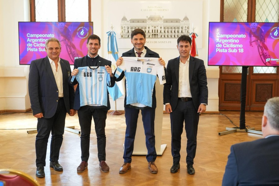 El intendente Leonardo Viotti y el gobernador Maximiliano Pullaro exhiben la camiseta de la Selecci&oacute;n argentina de Ciclismo. (FOTO SCS)