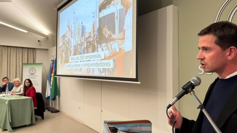 Marcelo Mont&oacute;n anunci&oacute; que Los Palmeras ofrecer&aacute;n el espect&aacute;culo central de la muestra el s&aacute;bado 29 de junio, despu&eacute;s de la presentaci&oacute;n del rafaelino Germ&aacute;n Vega. (FOTO PRENSA SRR)