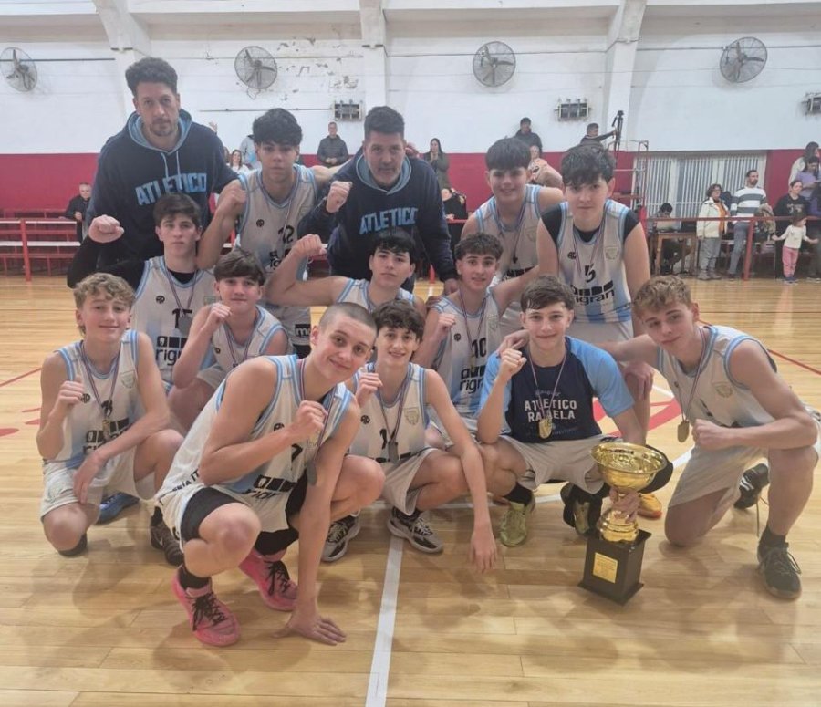GRAN TORNEO. Los U15 de Atl&eacute;tico con el trofeo.