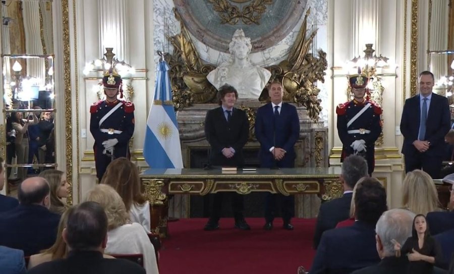 CEREMONIA. Con la presencia de Adorni, Milei le tom&oacute; juramento a Santilli, el nuevo jefe de Gobierno de la Naci&oacute;n.