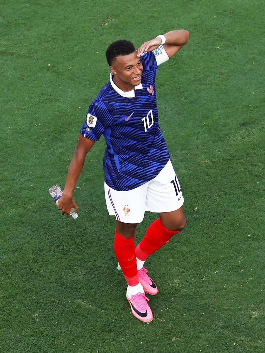 IMPARABLE. Los suecos no pudieron con Mbapp&eacute;.
