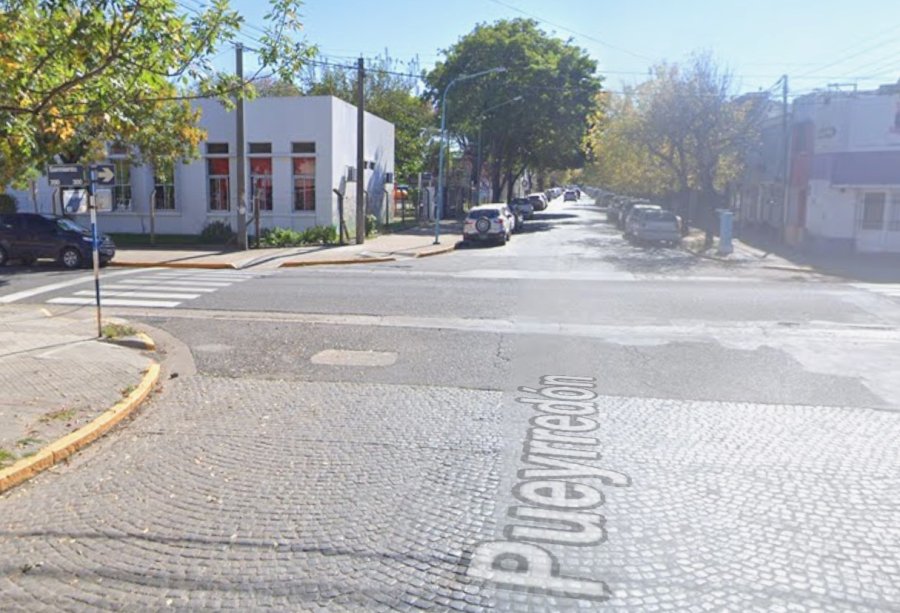 La esquina de calles Pueyrred&oacute;n y Sarmiento, donde el pasado 13 de junio fueron detenidos un hombre y una mujer portando un arma de fuego y con droga.