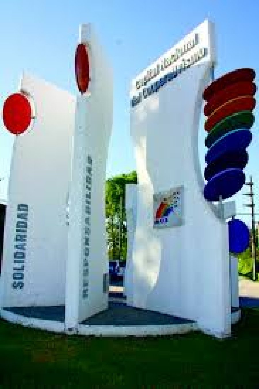 Monumento al Cooperativismo en la Av. de acceso a Sunchales.