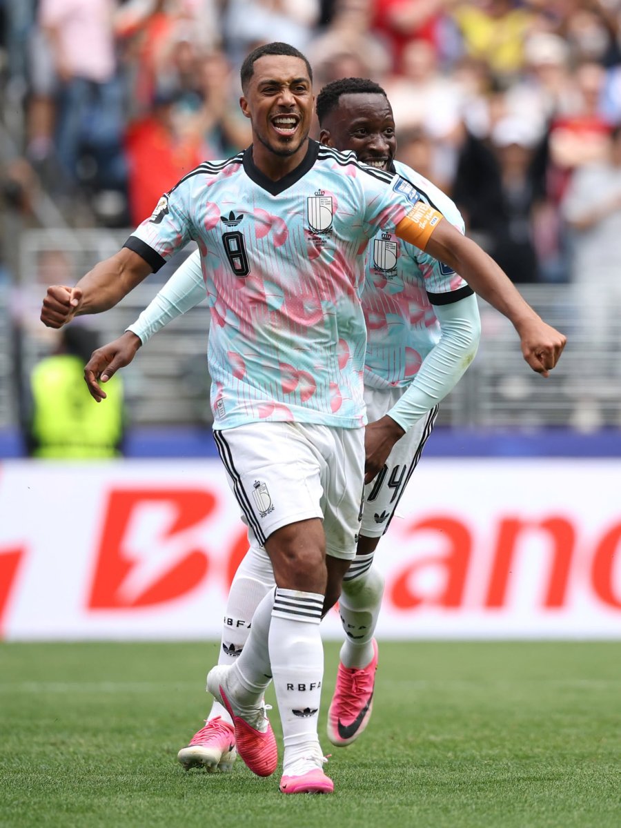 TARDE SO&Ntilde;ADA. Youri Tielemans festeja uno de sus goles.
