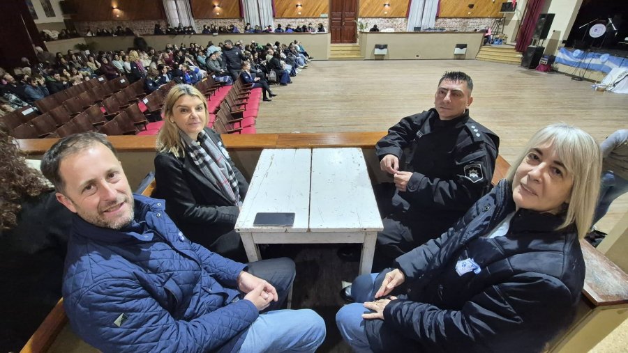 Las autoridades y el público.