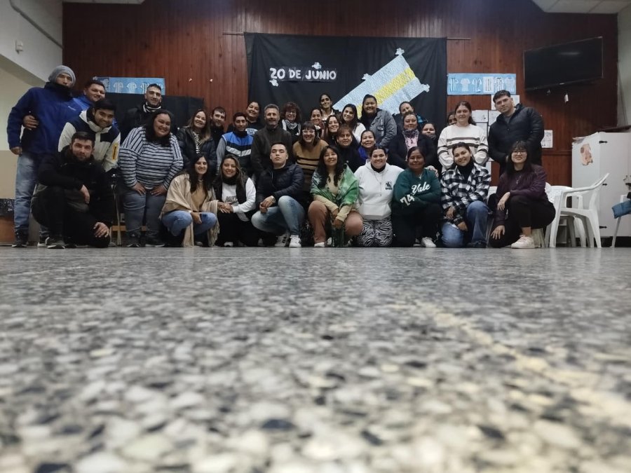 Los alumnos junto a las autoridades.