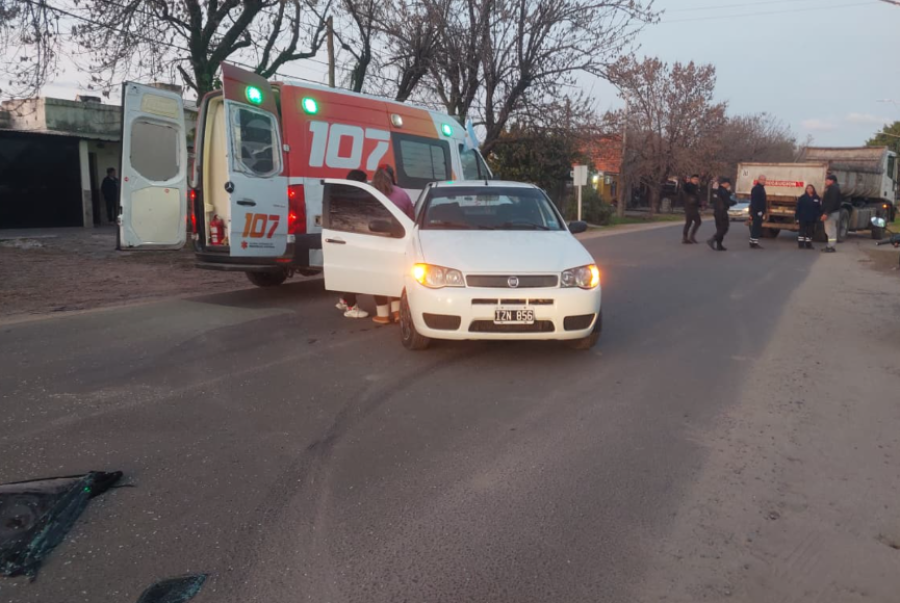El veh&iacute;culo que fue arrastrado por el port&oacute;n trasero abierto del cami&oacute;n, que se puede observar en segundo plano..