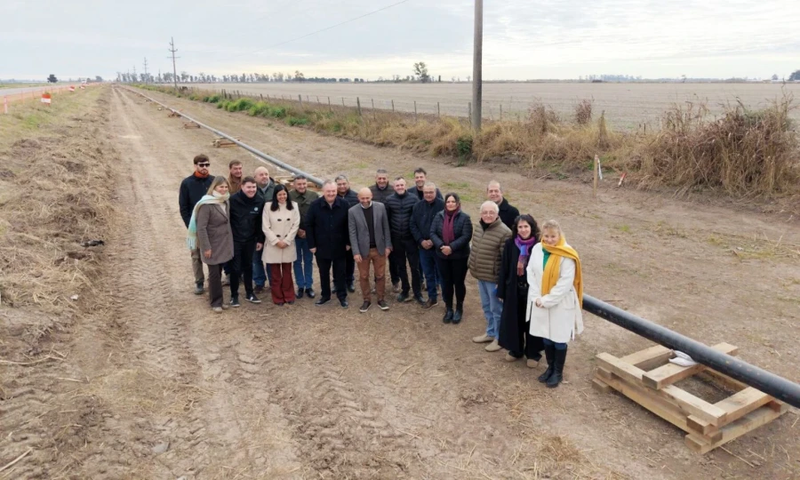 Las autoridades durante la recorrida.