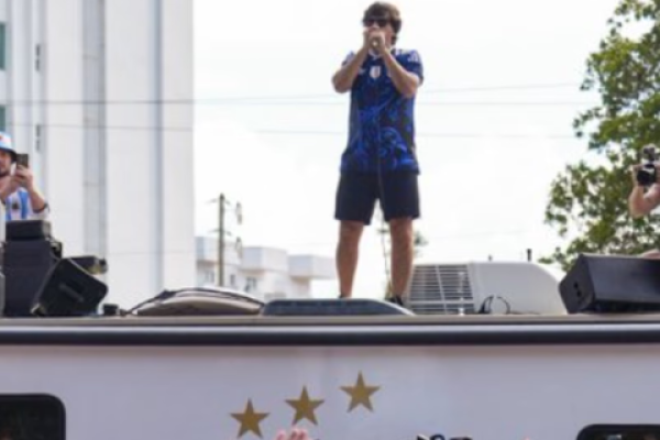 Banderazo en Miami: Ciro se subi&oacute; al techo de un auto y cant&oacute; para los hinchas presentes