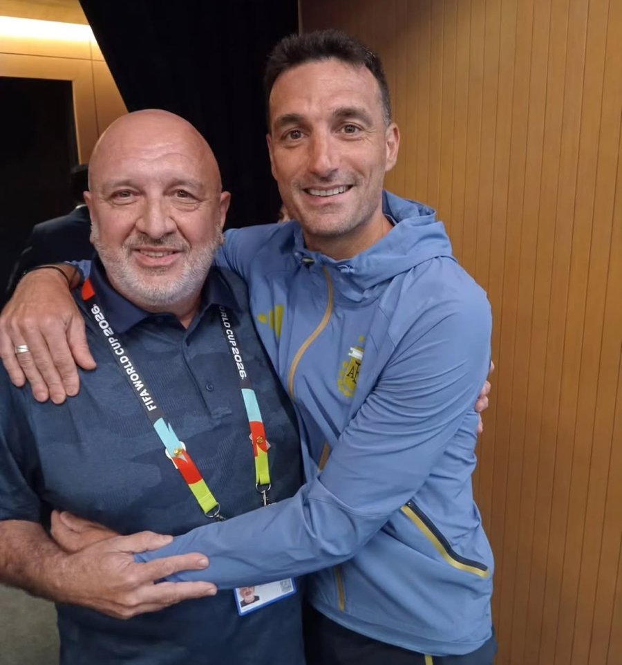 Ya fuera de la sala de prensa, Scaloni se acerc&oacute; personalmente para despejar cualquier malentendido y saludar a N&eacute;stor Clivati.
