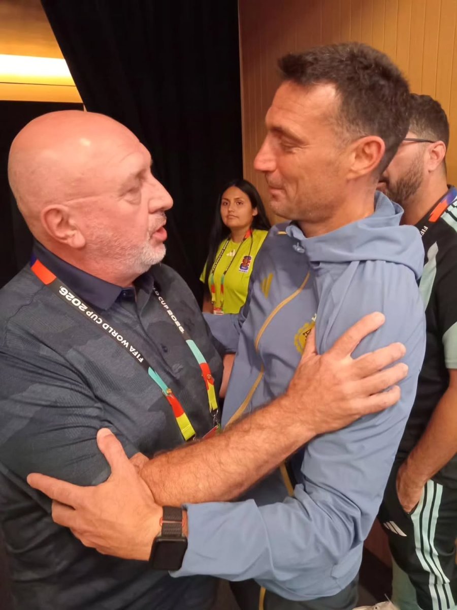 "Todo bien", el abrazo entre N&eacute;stor Clivati, de diario LA OPINI&Oacute;N y Radio El Espectador, con el t&eacute;cnico de la Selecci&oacute;n argentina, Lionel Scaloni.