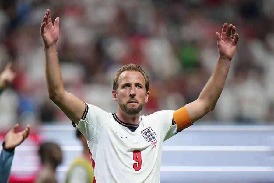 Harry Kane (9) de Inglaterra celebra con su compa&ntilde;ero Elliot Anderson al final del partido de dieciseisavos de final de la Copa Mundial de F&uacute;tbol entre Inglaterra y Congo en Atlanta.