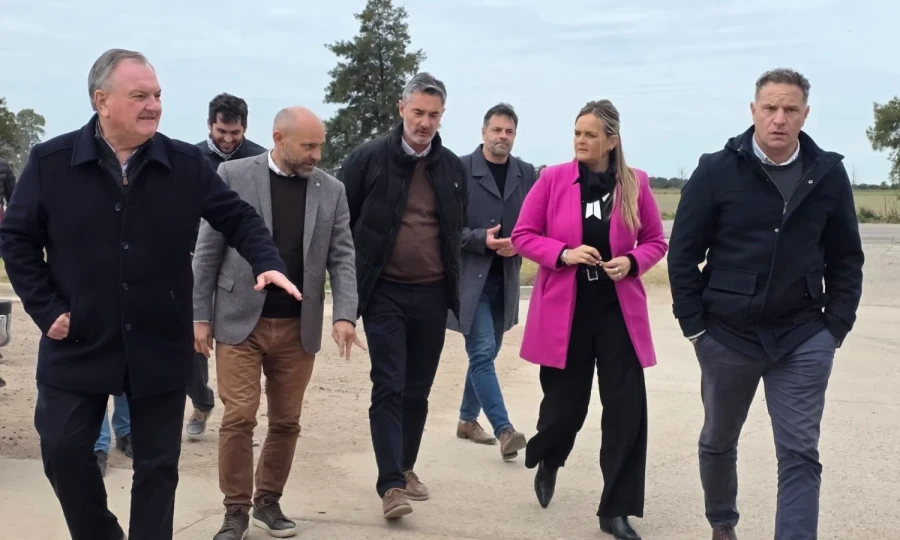 La comitiva durante la recorrida.