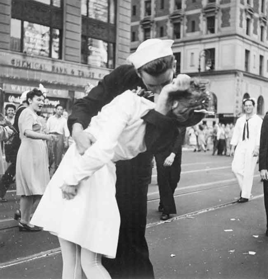 Se convirti&oacute; en el beso robado m&aacute;s famoso de la historia.