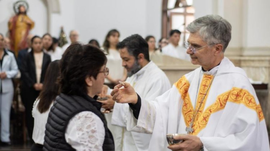 Mons. Gustavo Montini durante la comuni&oacute;n.