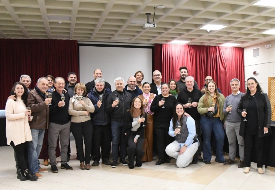 La dirigencia del CCIRR junto a representantes de la prensa rafaelina durante el brindis por el D&iacute;a del Periodista.