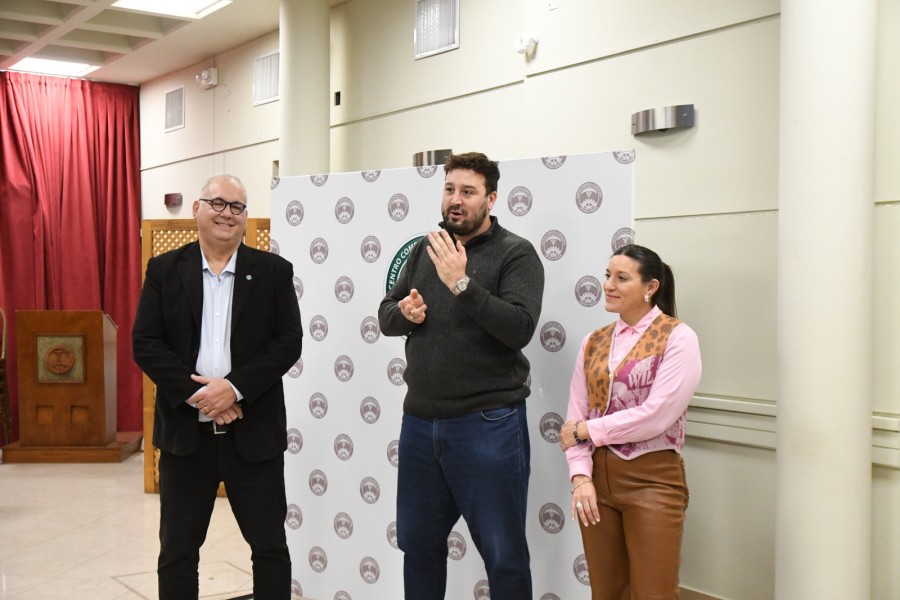 El presidente del CCIRR, Gabriel Corrado, el titular del C&iacute;rculo de la Prensa, Jonatan Faber y la nueva directora de la gremial empresaria, Tatiana Santori. (FOTO PRENSA CCIRR)