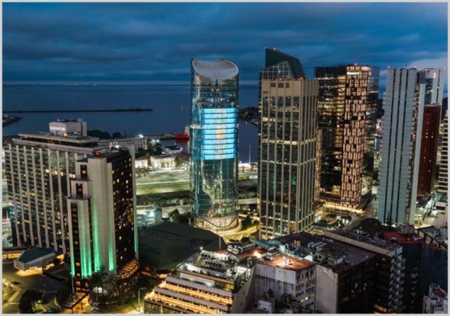 La emblem&aacute;tica torre corporativa de Banco Macro, que tiene 30 pisos y 130 metros de altura, fue dise&ntilde;ada por el renombrado arquitecto argentino C&eacute;sar Pelli.