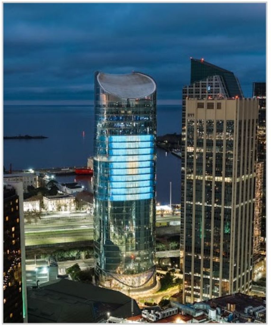 La bandera argentina se destaca en la imponente Torre Macro de la Ciudad de Buenos Aires. (FOTO BANCO MACRO)