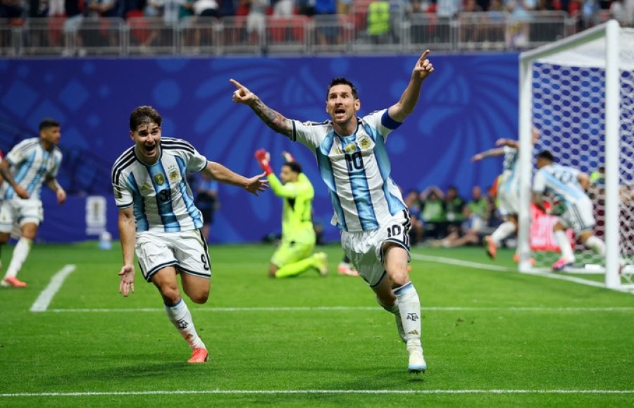 AHI TUVO REVANCHA. Messi festeja el 2 a 2 con Juli&aacute;n Alvarez, luego de haber fallado el penal en el primer tiemp