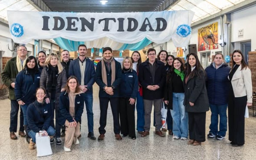 Un  momento de la visita del gobernador Pullaro.