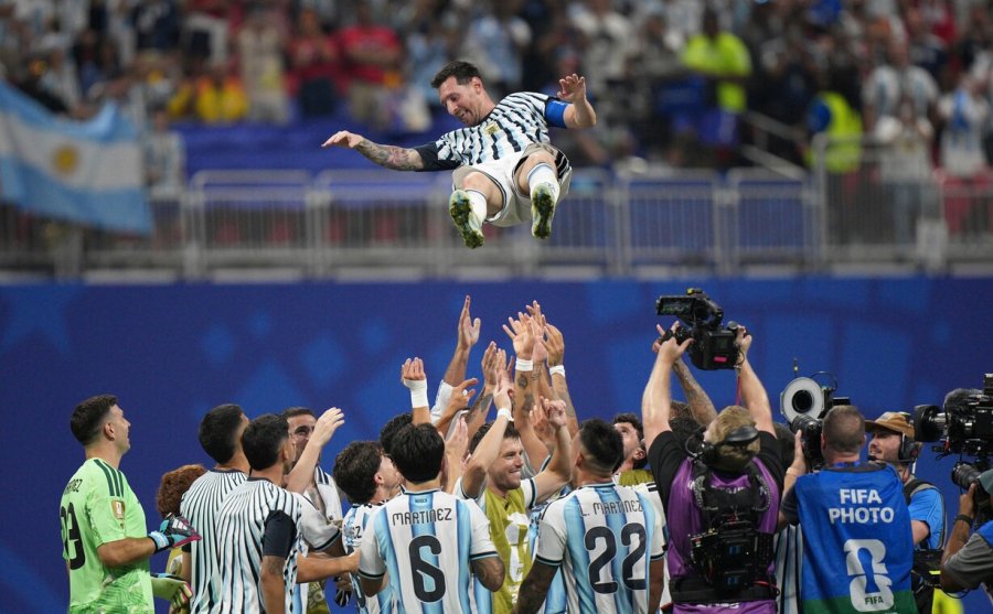 EN EL AIRE LAS ESTRELLAS. Messi recibiendo el cari&ntilde;o de todo el equipo.