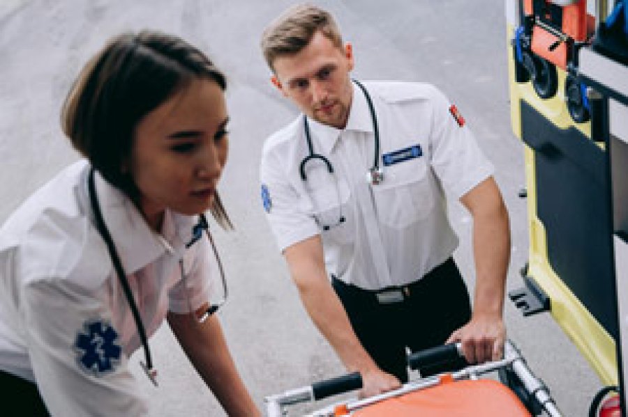 Participan en programas de educaci&oacute;n y concientizaci&oacute;n sobre la prevenci&oacute;n de emergencias y primeros auxilios.