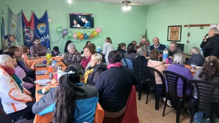 Vista parcial de la concurrencia a la celebraci&oacute;n.