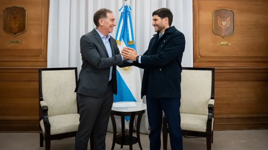 JUNTOS. El jefe de Gabinete, Diego Santilli, con el gobernador de Santa Fe Maximiliano Pullaro.