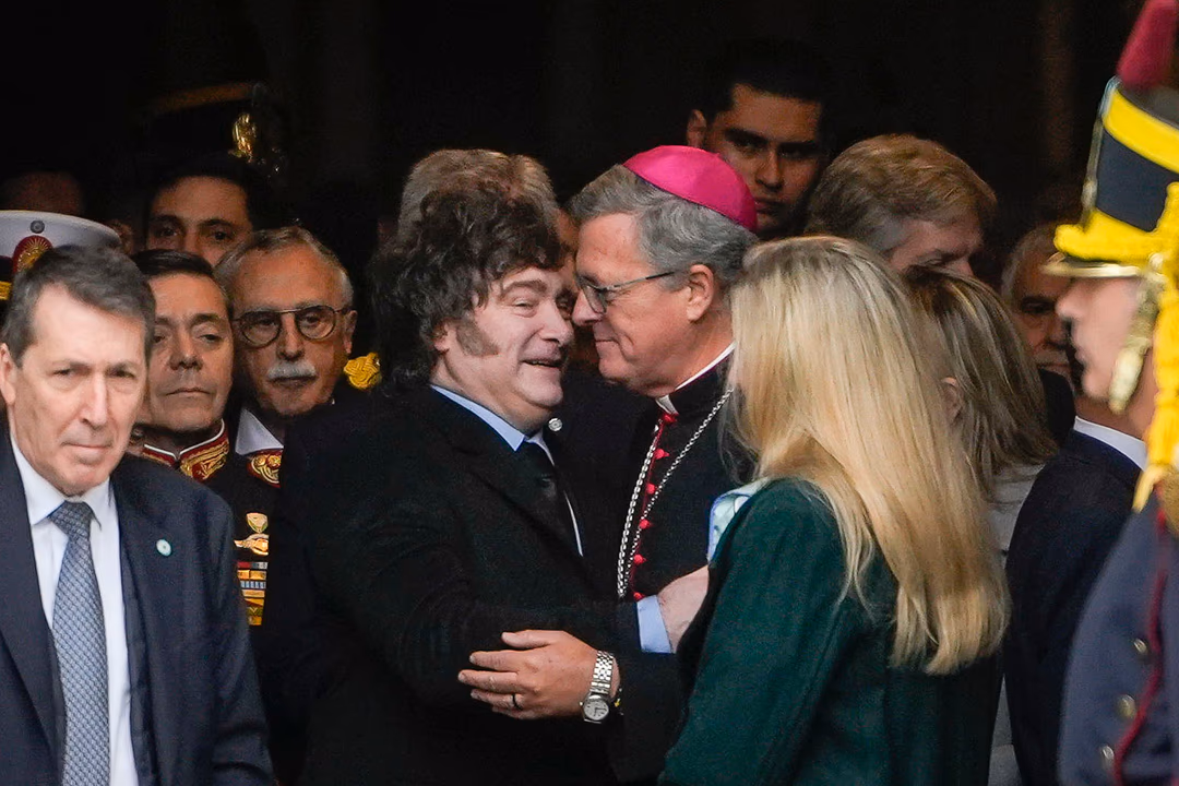 El arzobispo de Buenos Aires, Jorge Garc&iacute;a Cuerva, junto a Javier Milei.