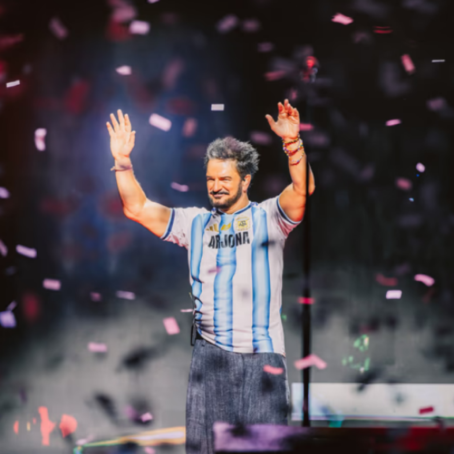 Ricardo Arjona termin&oacute; su residencia en Buenos Aires y coron&oacute; tres d&eacute;cadas de historia.