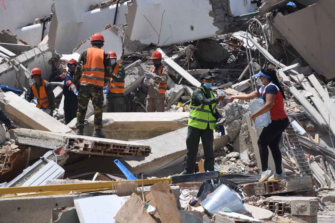 Tareas de remoci&oacute;n de escombros en un edificio colapsado en La Guaira, Venezuela.