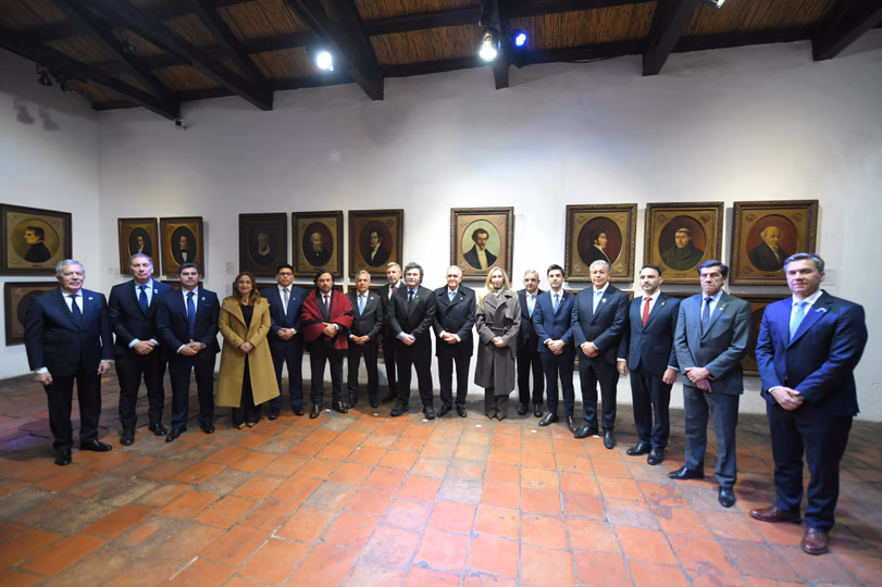 El presidente Javier Milei junto a distintos gobernadores, durante la vigilia por el D&iacute;a de la Independencia.