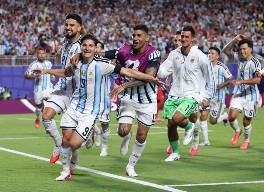 Juli&aacute;n &Aacute;lvarez festeja el gol