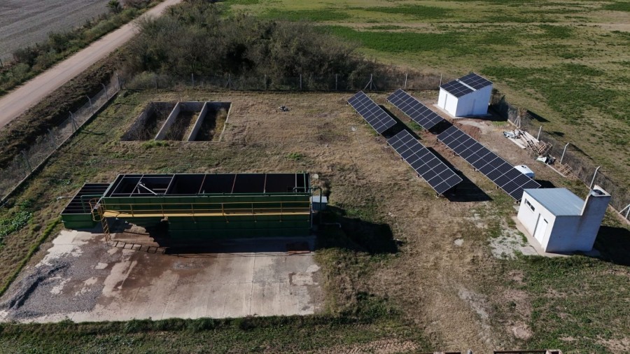 La obra incorpora 42 paneles solares para abastecer la planta de tratamiento con energ&iacute;a renovable.