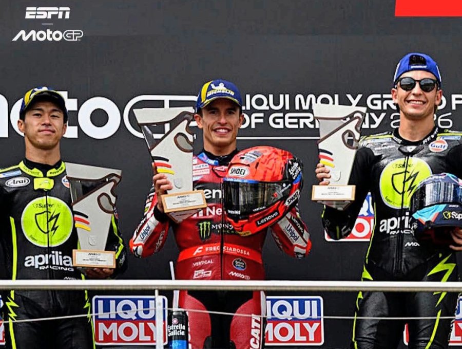 Ai Ogura (2&deg;), Marc M&aacute;rquez (1&deg;) y Ra&uacute;l Fern&aacute;ndez (3&deg;) en el podio de Alemania.