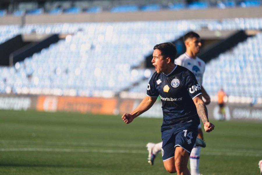 FESTEJO. Luciano G&oacute;mez anot&oacute; de penal.