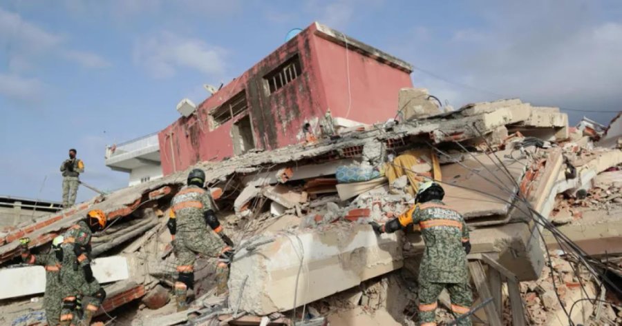 TERREMOTOS DESVASTADORES. Rescatistas siguen buscando v&iacute;ctimas entre los escombros de los edificios derrumbados en el sismo del 24 de junio en Venezuela.