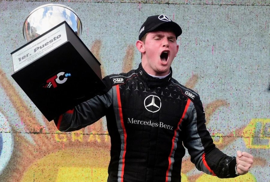 Otto Fritzler festeja su victoria con el trofeo en el podio del aut&oacute;dromo de Posadas.