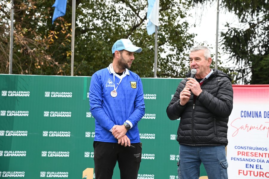 El presidente de la Comuna de Sarmiento, Adolfo Cherry, junto al conductor del evento, Pablo Urso, de la Cooperativa Guillermo Lehmann. (FOTO CGL)