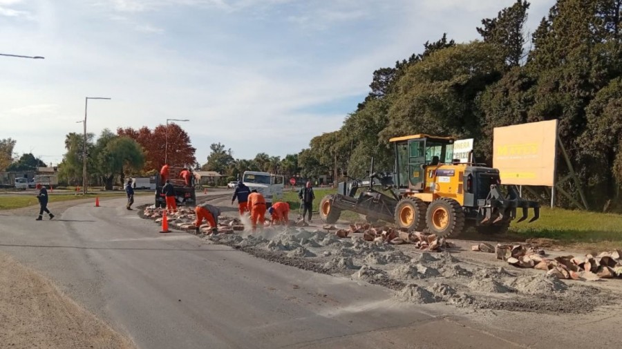 Las tareas, con dos frentes simult&aacute;neos por contrato, incluyen reparaciones profundas y superficiales en los tramos m&aacute;s deteriorados de la red pavimentada.