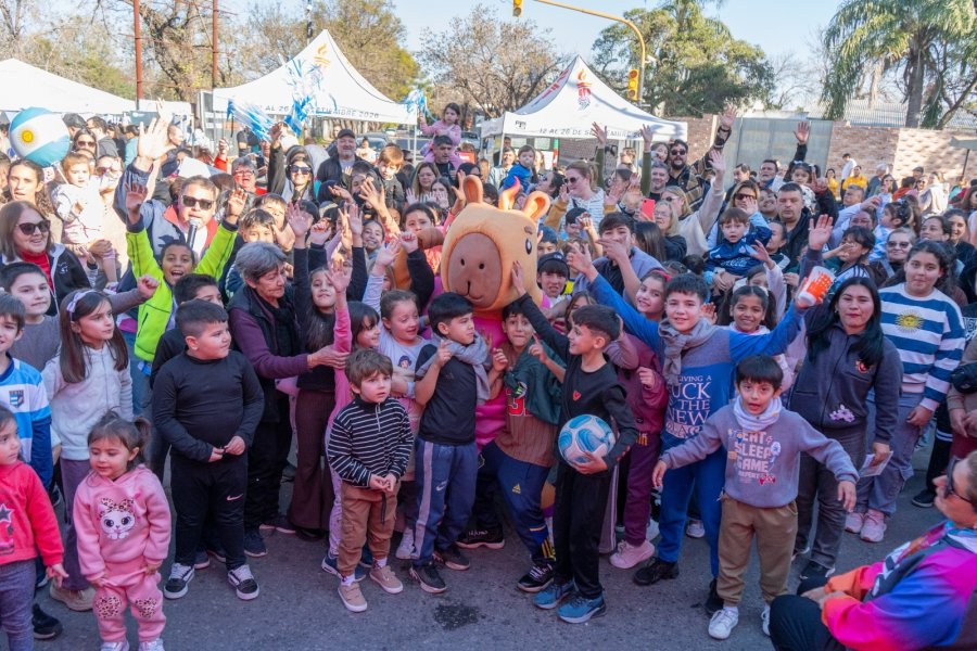 PROPUESTAS DEPORTIVAS. El Fan Fest itinerante lleva el esp&iacute;ritu suramericano a cada rinc&oacute;n de la provincia, con juegos recreativos y culturales que acercan el evento a miles de santafesinos.