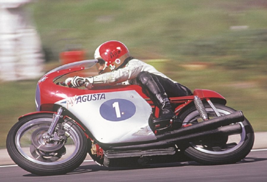 El piloto italiano Giacomo Agostini con la exitosa MV Augusta.