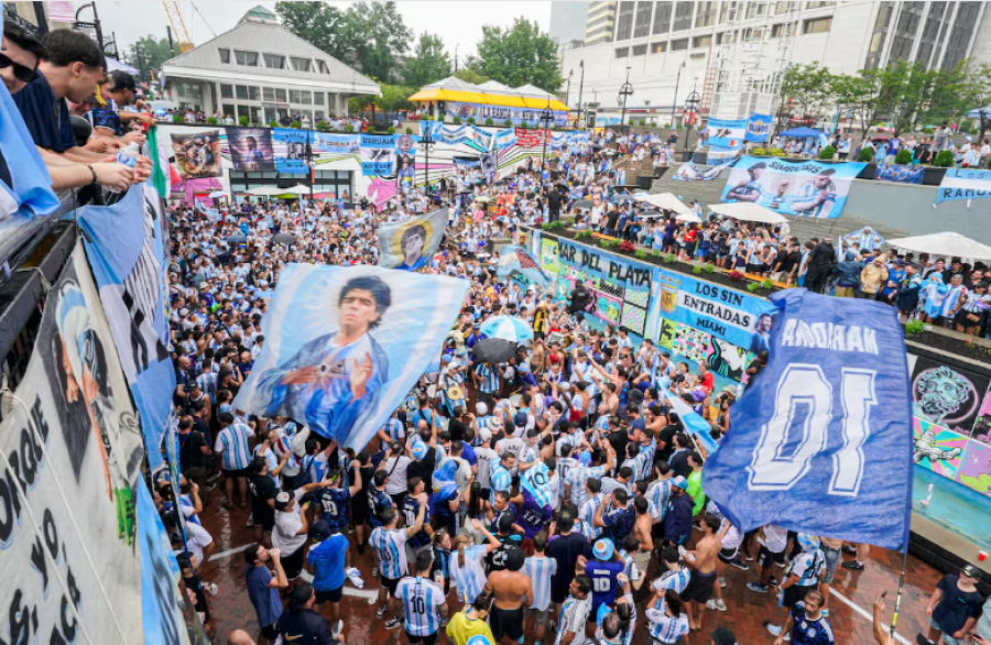 La hinchada argentina tom&oacute; Atlanta en el banderazo que anticipa la semifinal contra Inglaterra. Canticos, bombos y mucha pasi&oacute;n.